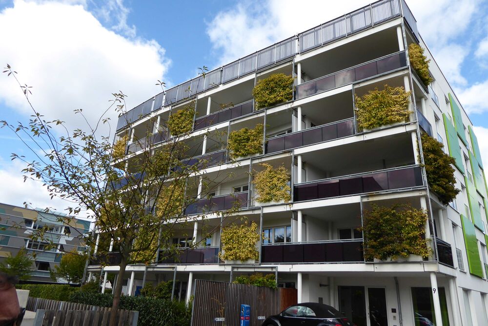 Mit sommergünen Pflanzen teilbeschattete Balkone sorgen für Abkühlung. (Foto: Fritz Wassmann)